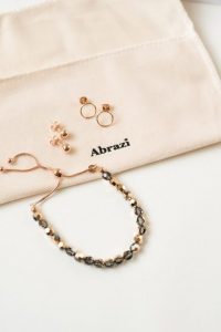 Brautkleider-Accessoires von Abrazi Jewelry