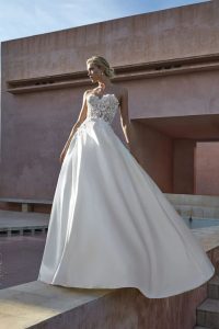 Brautmode & Brautkleider von Neu: Pronovias 2024