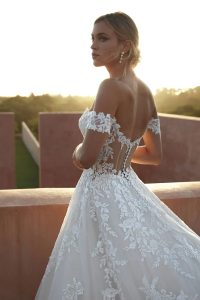 Brautmode & Brautkleider von Neu: Pronovias 2024